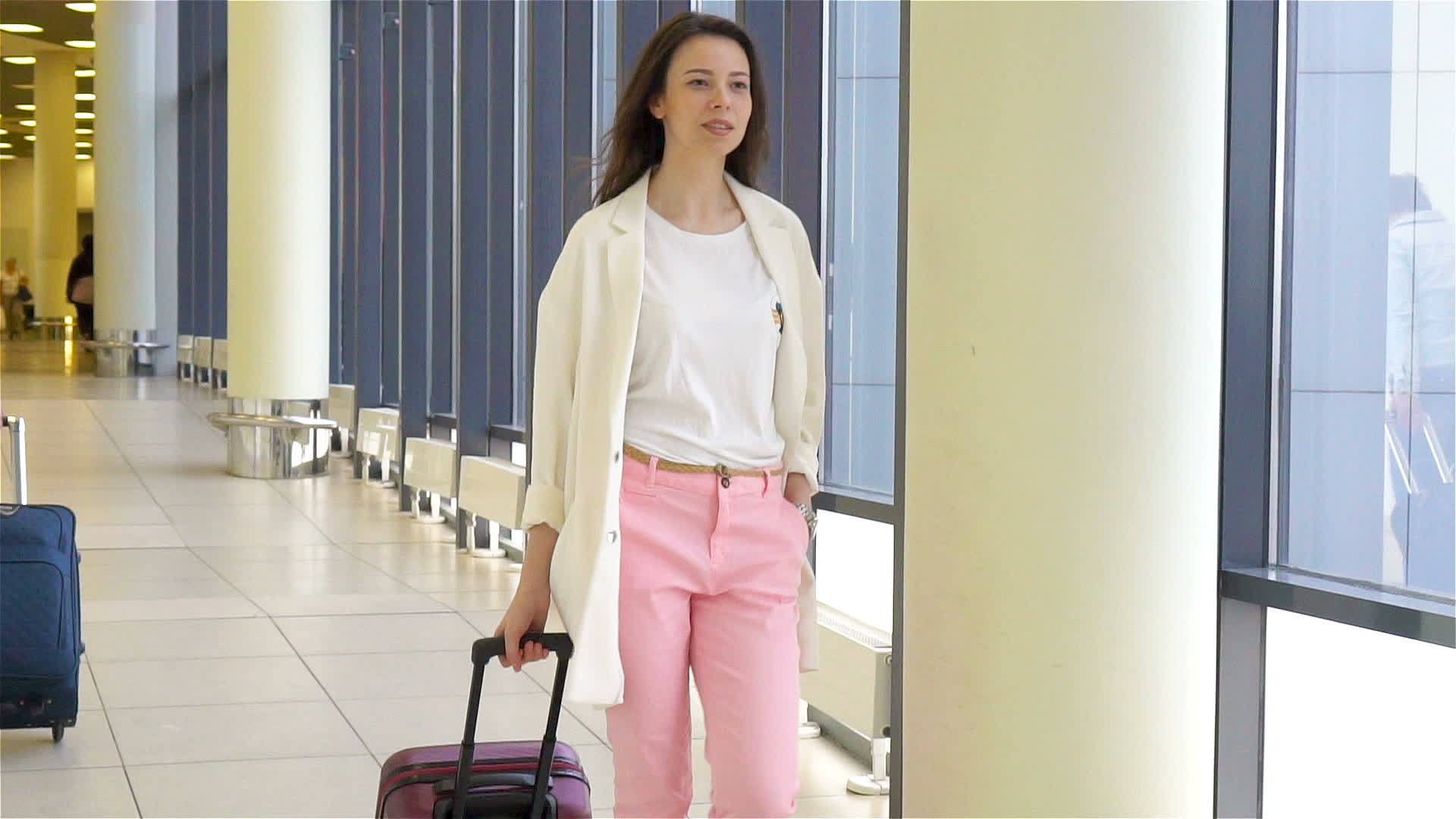 在国际机场带着行李的旅行女孩带着行李去了航空公司视频的预览图