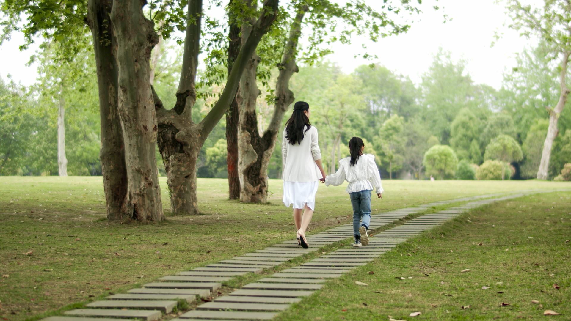 4K实拍妈妈和女儿走在公园的小路上视频的预览图