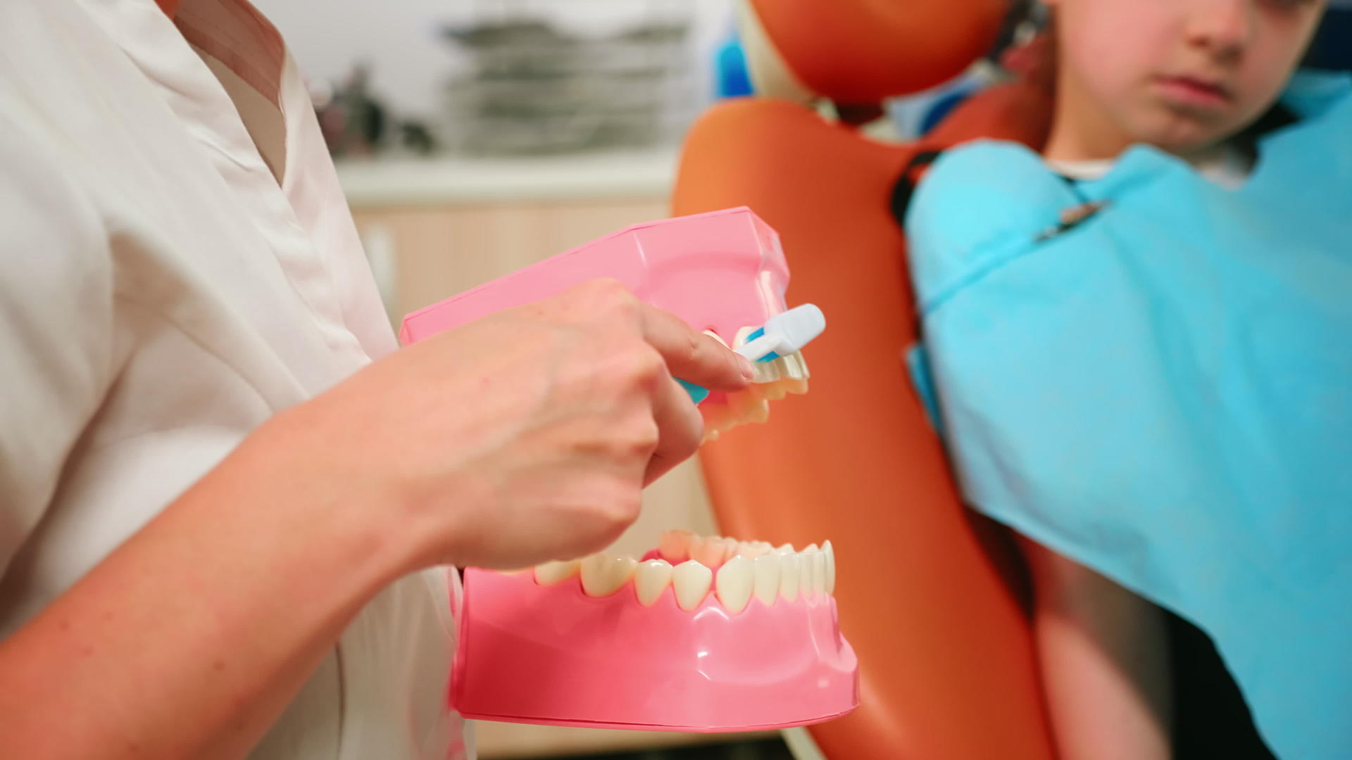 近距离关闭牙医展示专业牙齿刷牙工作视频的预览图