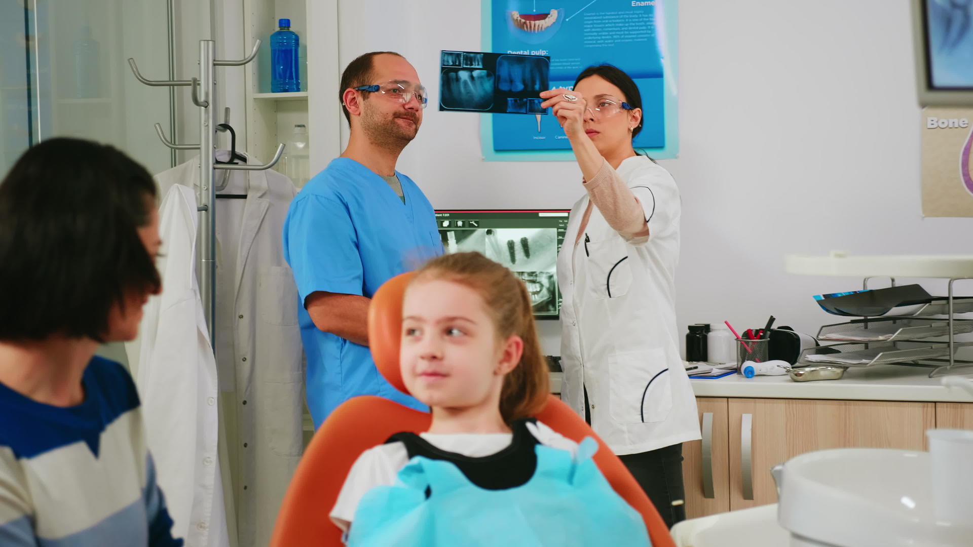 口腔医生团队分析小病人的牙齿X光片视频的预览图