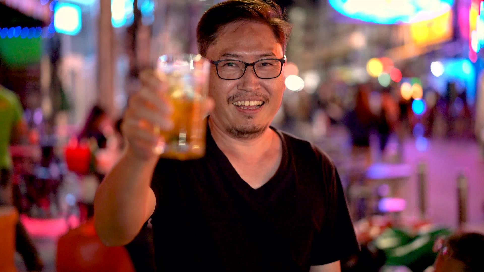 4k快乐的人们用啤酒杯欢呼视频的预览图