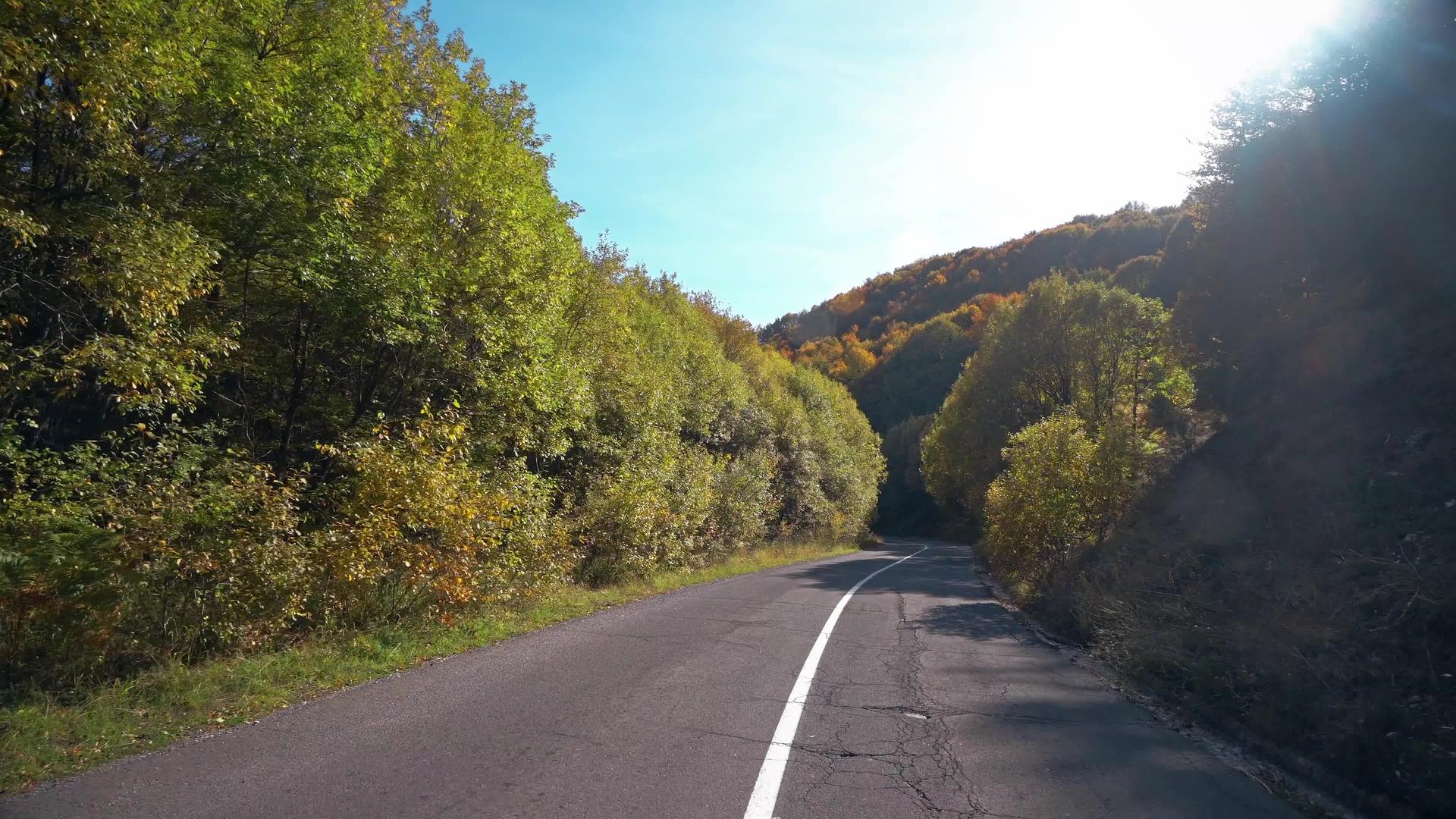 从司机的角度来看 山路在秋天穿过一条蜿蜒的山路视频的预览图