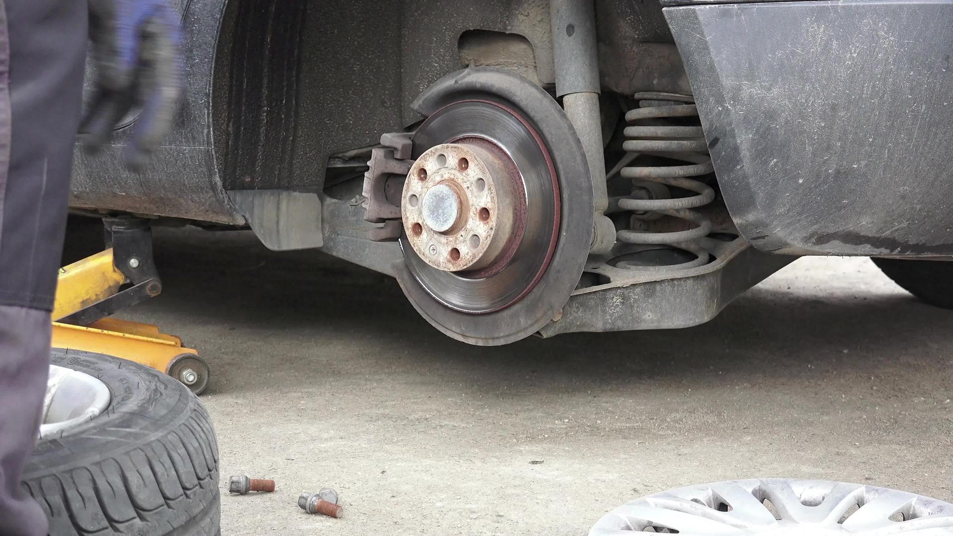 汽车修理工用气动扳手更换汽车的轮辋视频的预览图