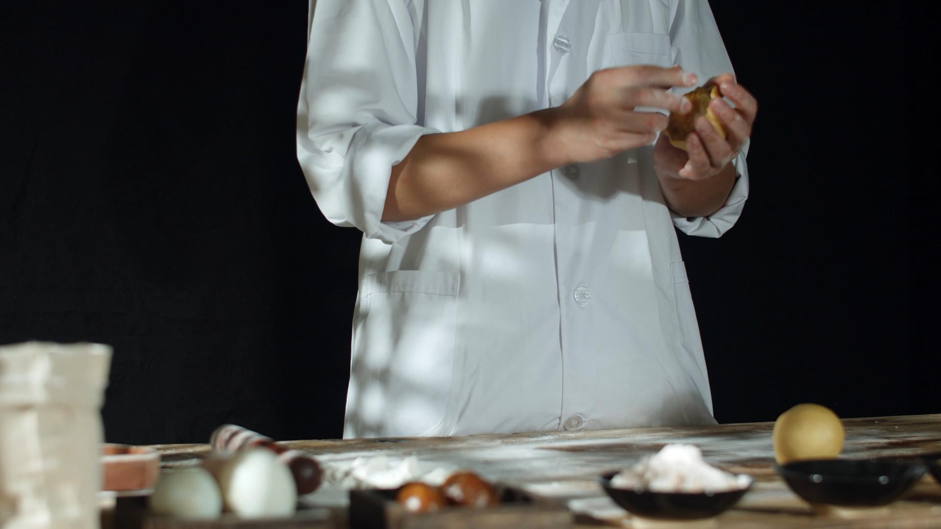 4k实拍传统节日手工制作月饼视频的预览图