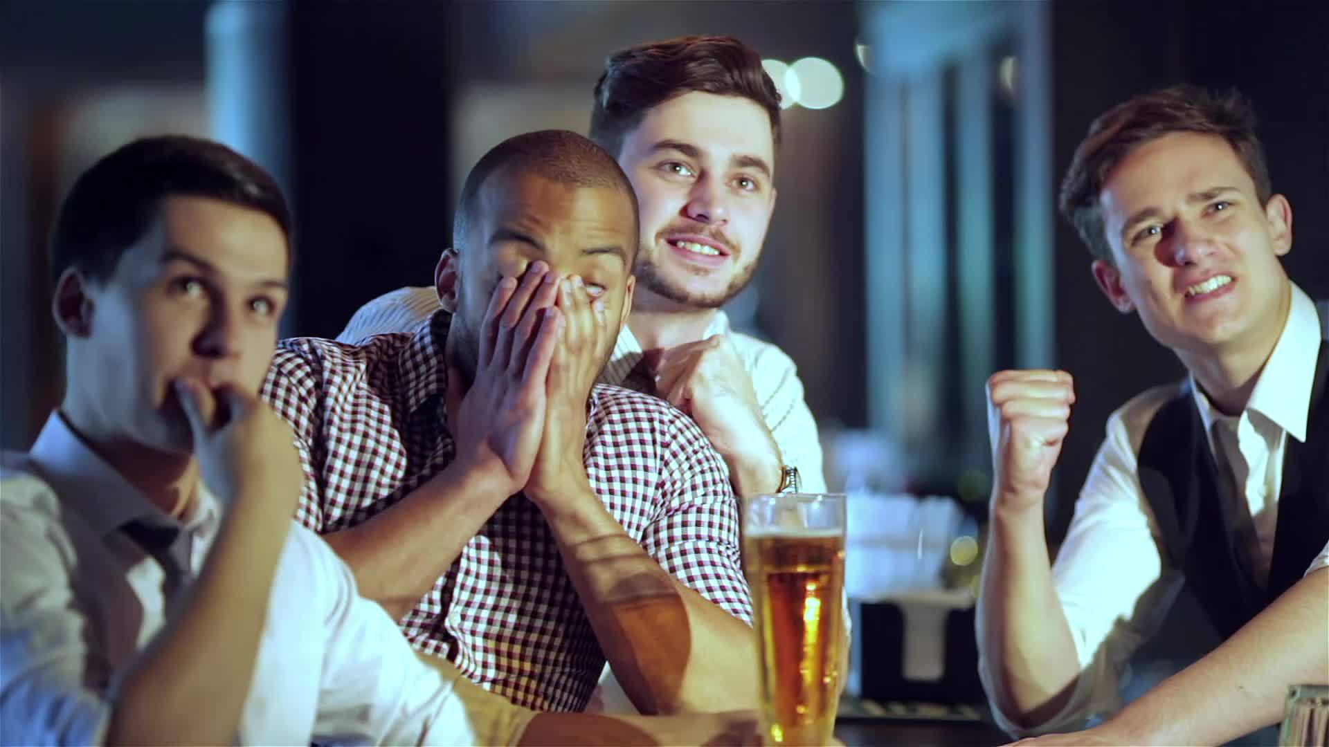 男人在聚会和喝啤酒时欢呼视频的预览图