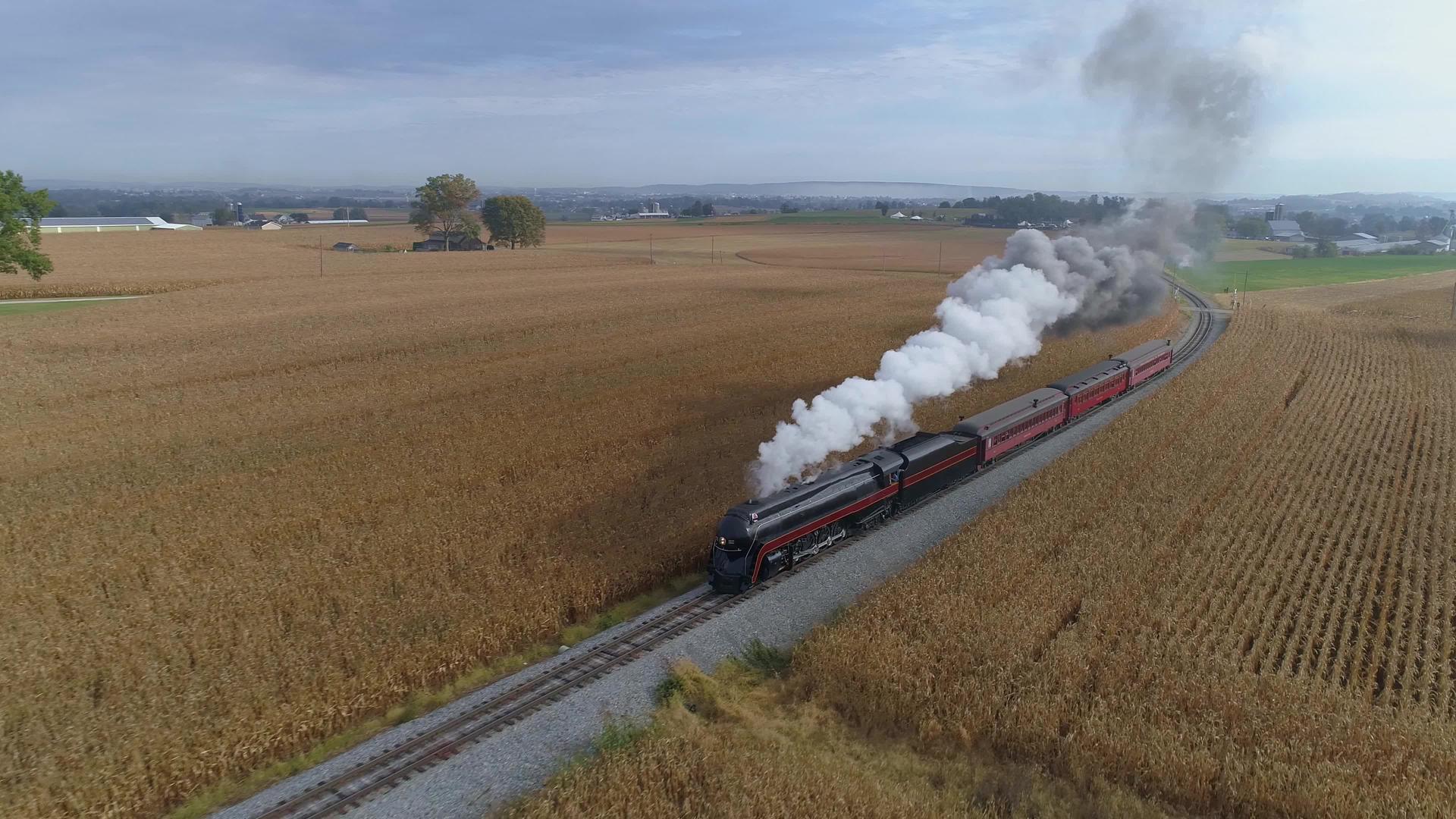 恢复火车前面蒸汽机车和公共汽车的空气中的烟雾和蒸汽；开车视频的预览图