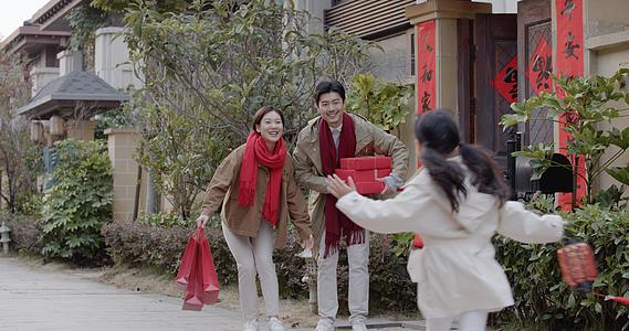 幸福的一家三口过春节视频的预览图