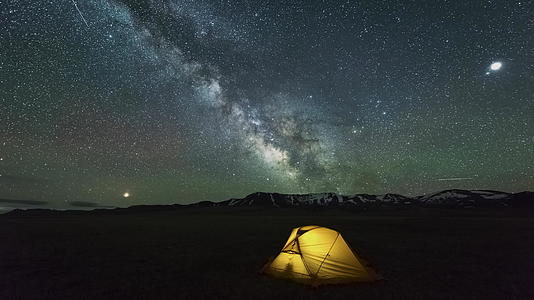 在黄光的帐篷上移动夜空伴随着气花视频的预览图