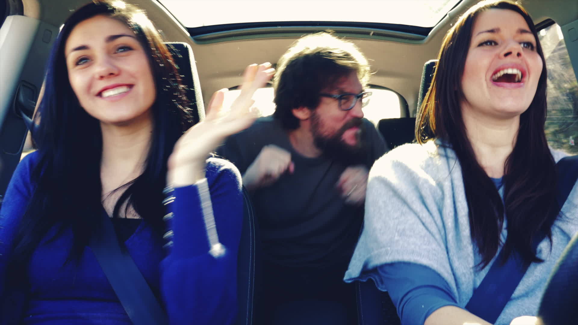 在汽车上唱歌跳舞之后快乐有趣的人视频的预览图
