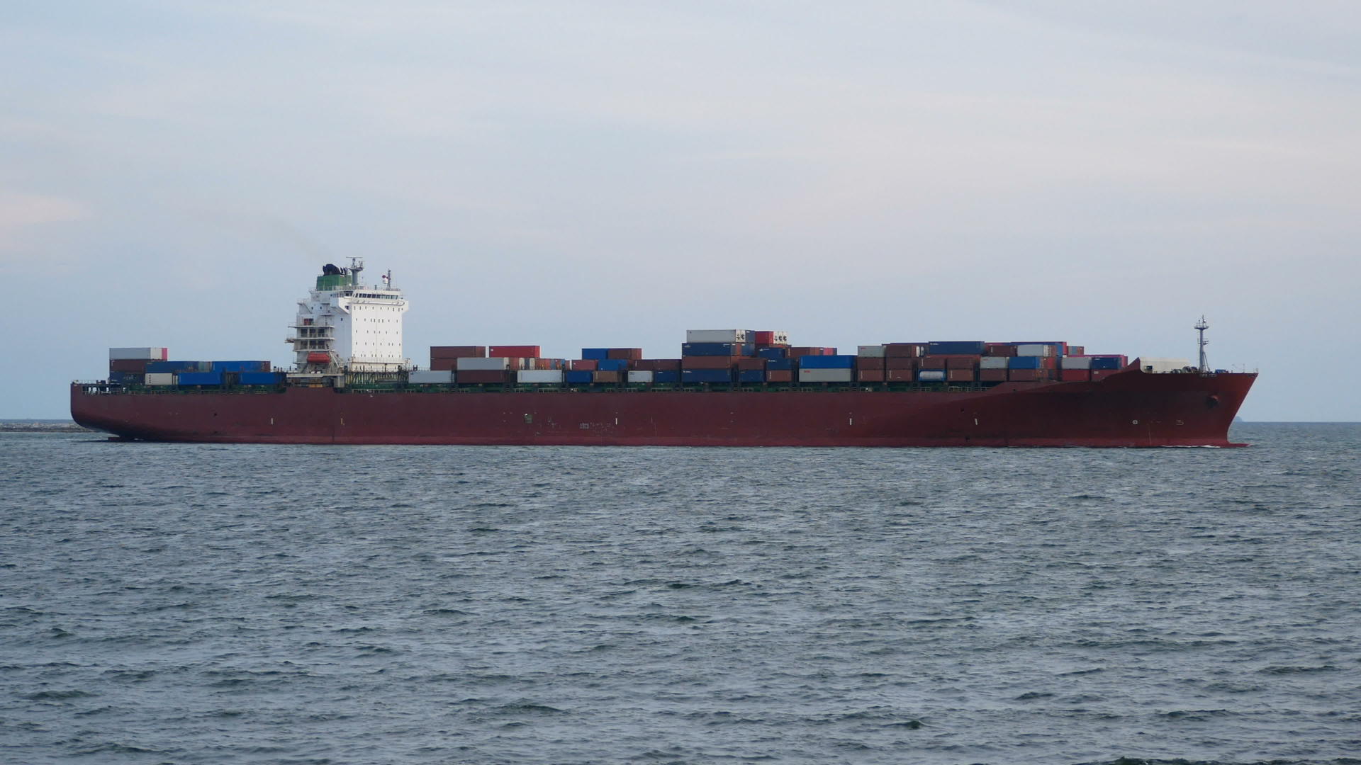4K集装箱货船从航运港口进出口视频的预览图