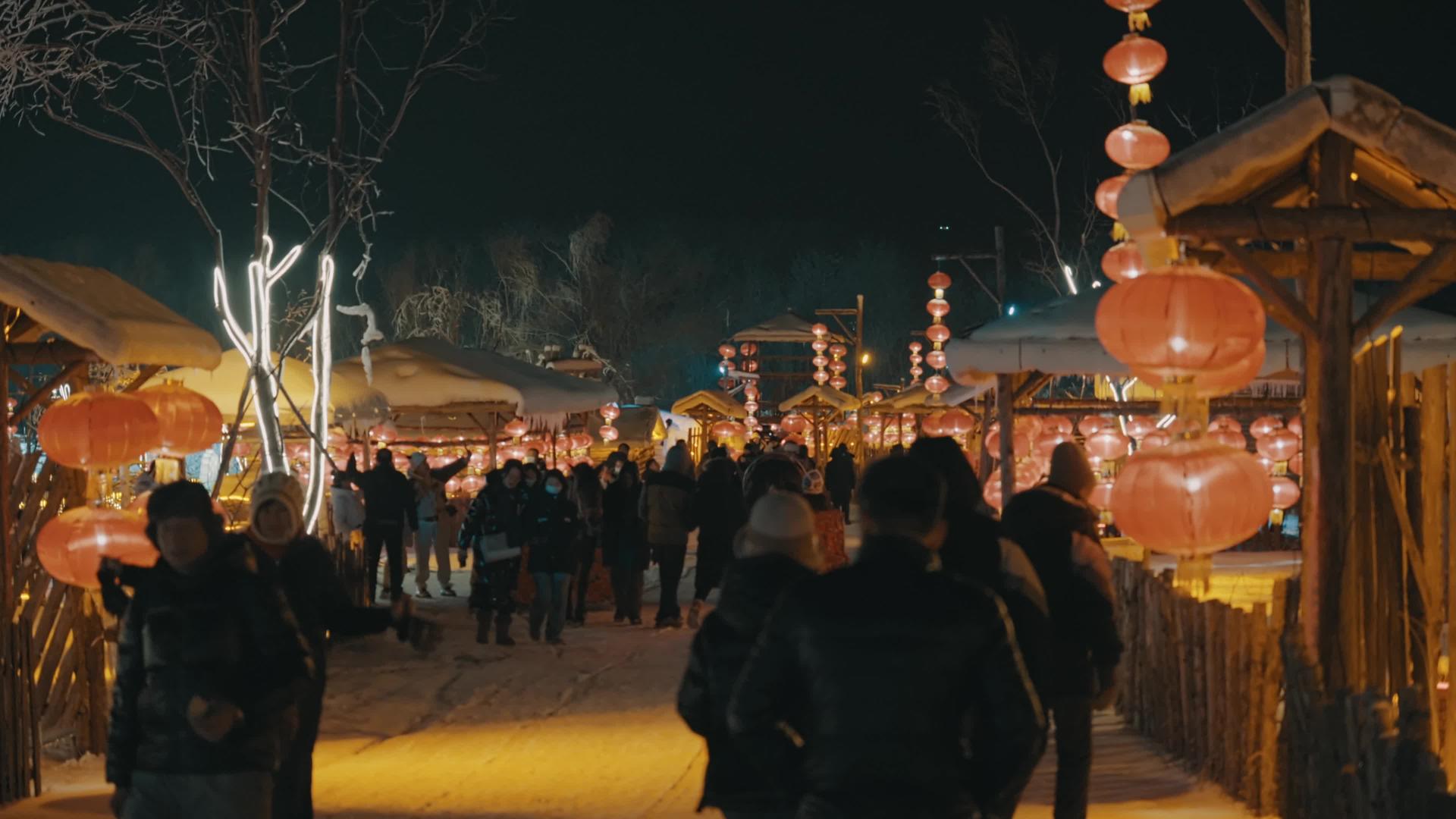 棋盘山雪乡街道夜景人流视频的预览图