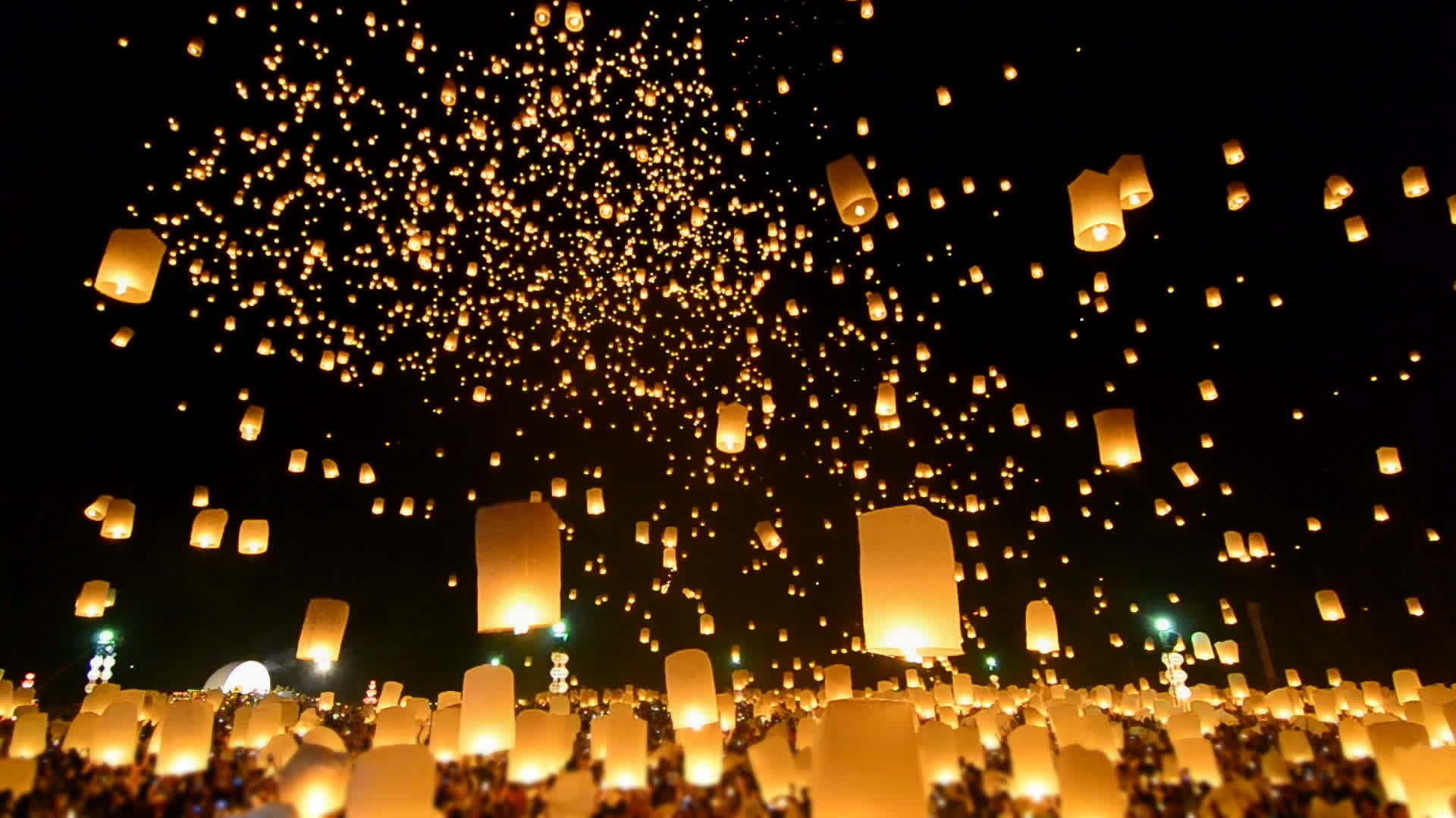 泰国清迈一鹏兰纳节旅游目的地很多人把天灯飘向夜空视频的预览图