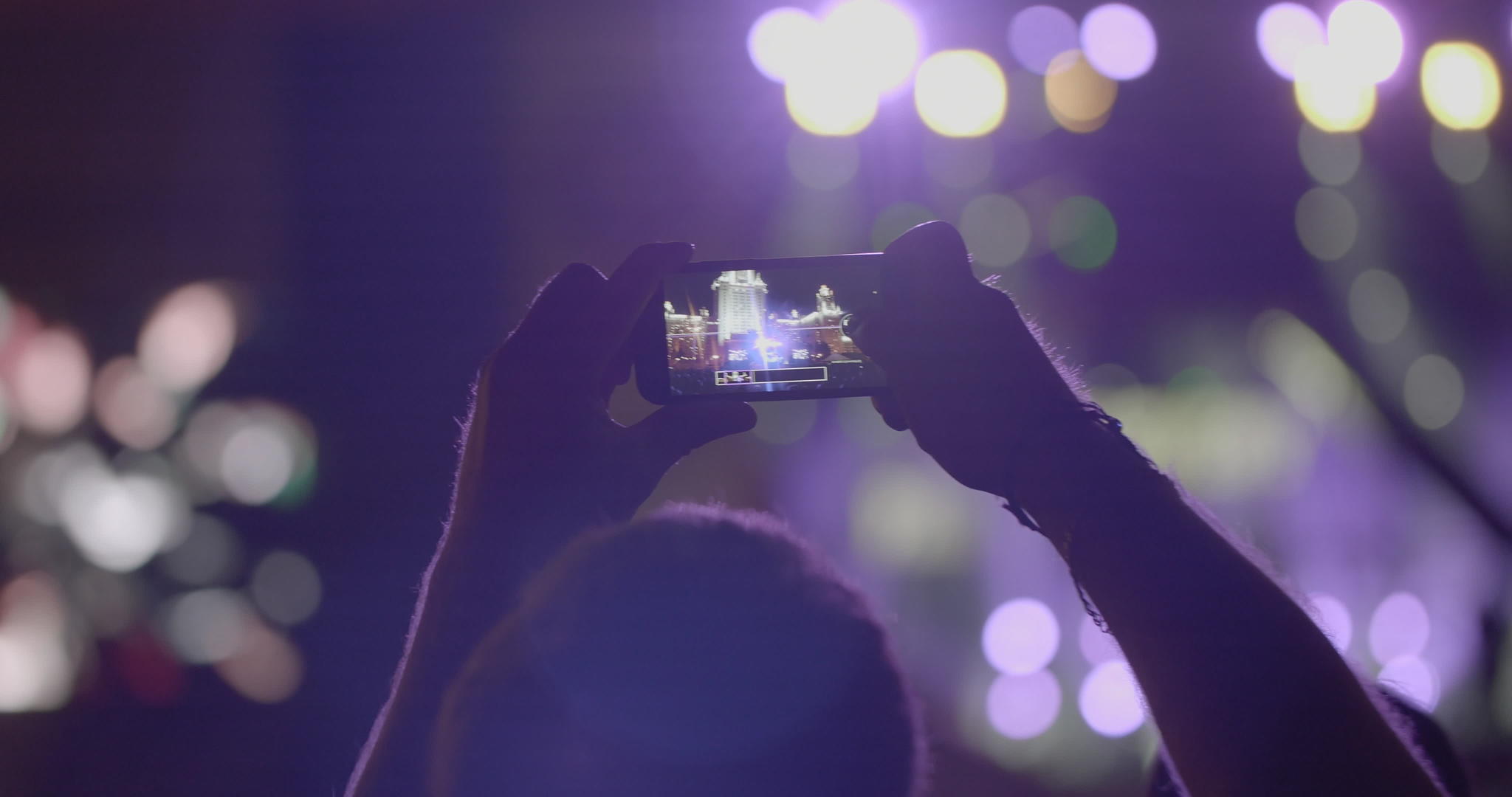 人们通过户外音乐会的智能手机制作舞台全景照片视频的预览图