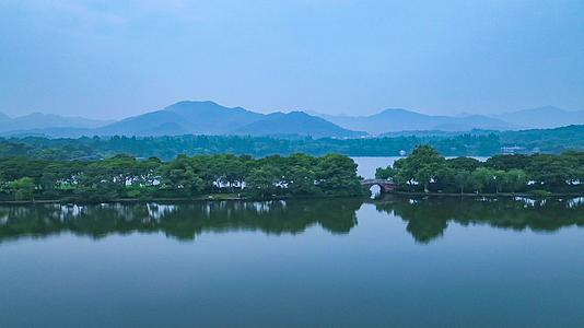 杭州西湖风景区4K航拍清晨烟雨江南西湖苏堤视频的预览图