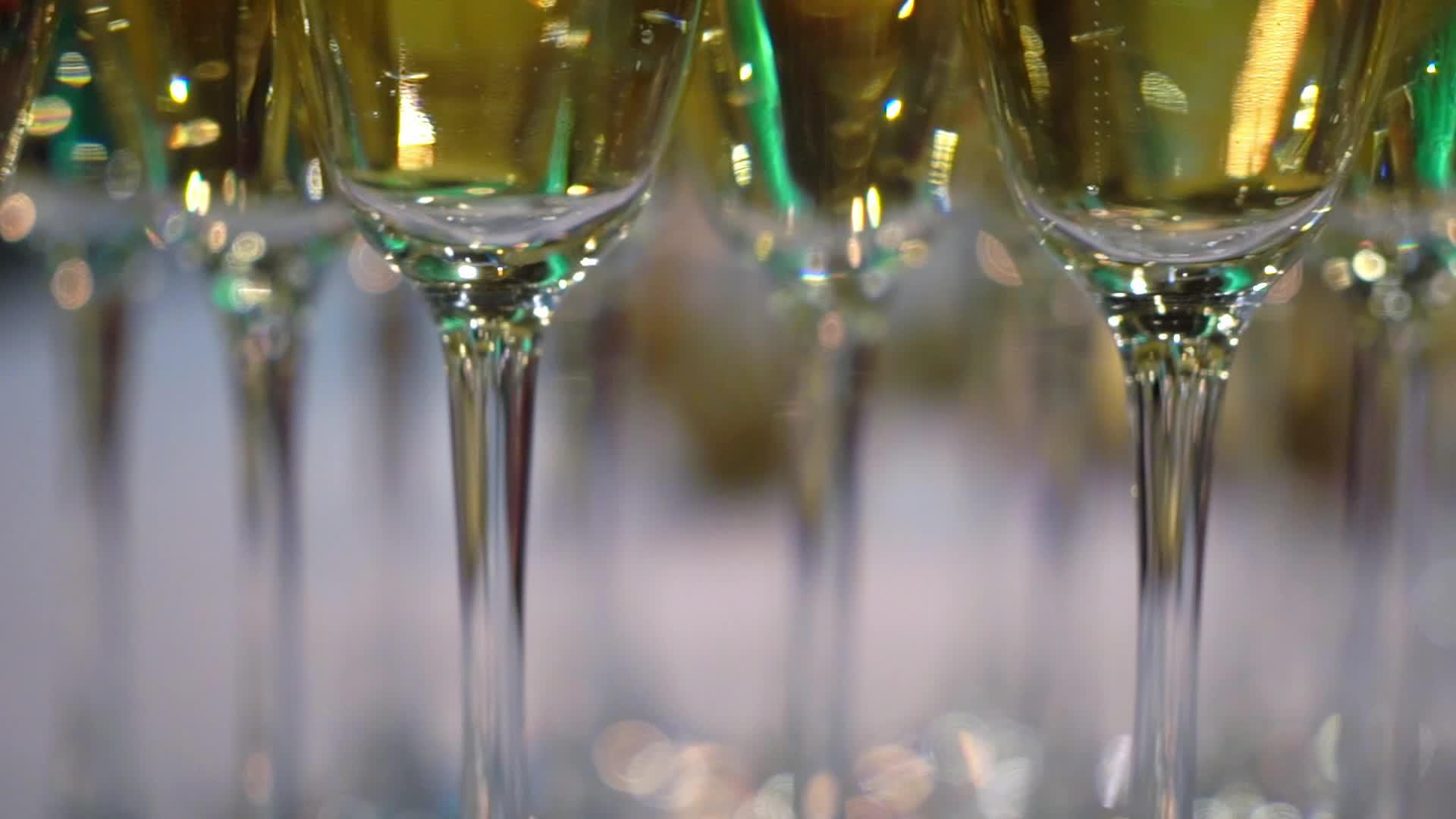 红酒对上红酒里装满了香槟或白酒视频的预览图