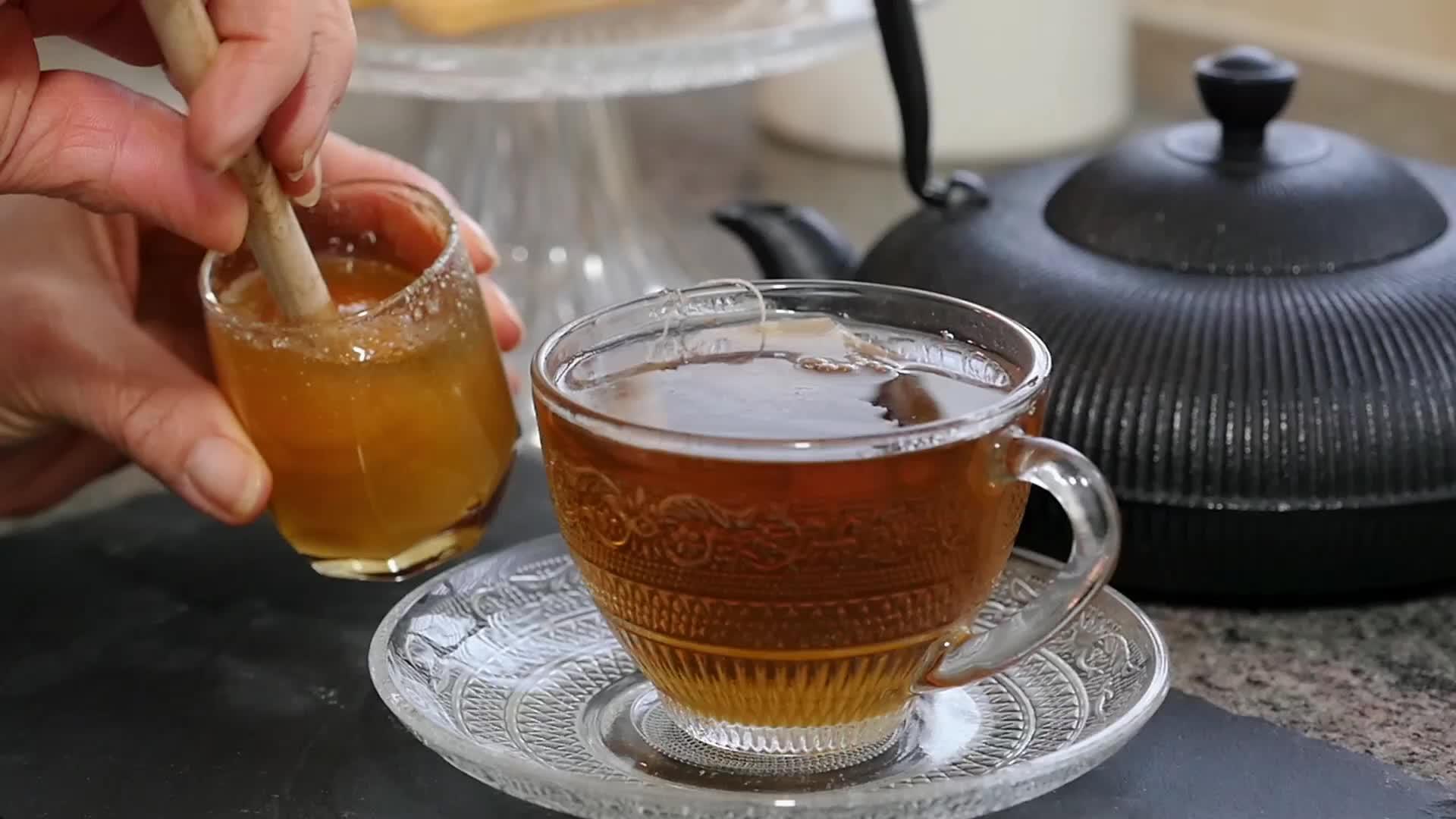 在茶杯里加入蜂蜜视频的预览图