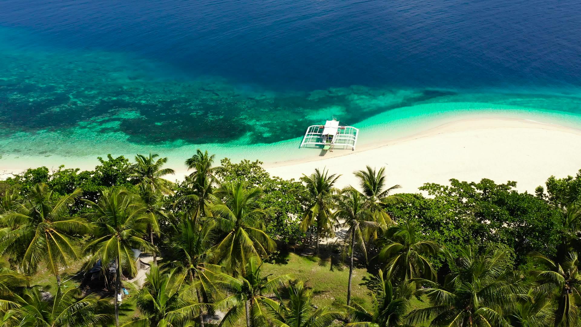 热带岛屿包括海滩和棕榈树马哈巴岛菲利平斯岛视频的预览图