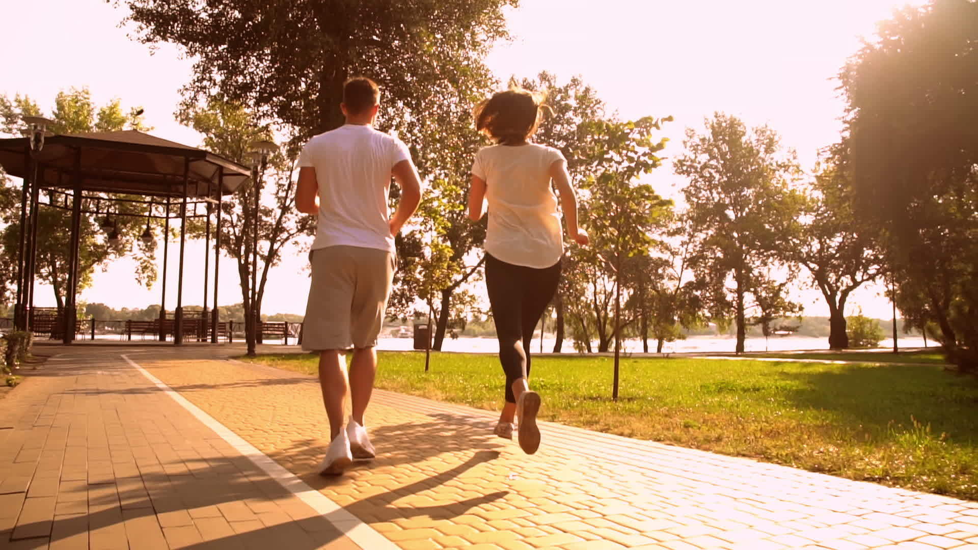快乐的慢跑者在公园里跑步视频的预览图