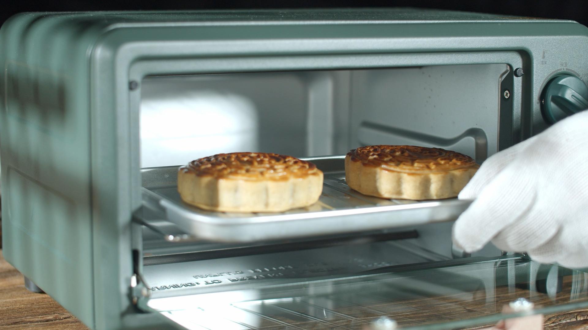 4k实拍传统节日月饼烤箱制作完成取出视频的预览图