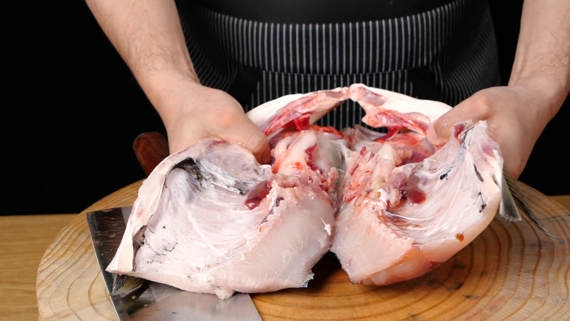 升格慢动作厨师剁鱼头生鲜食材处理视频的预览图