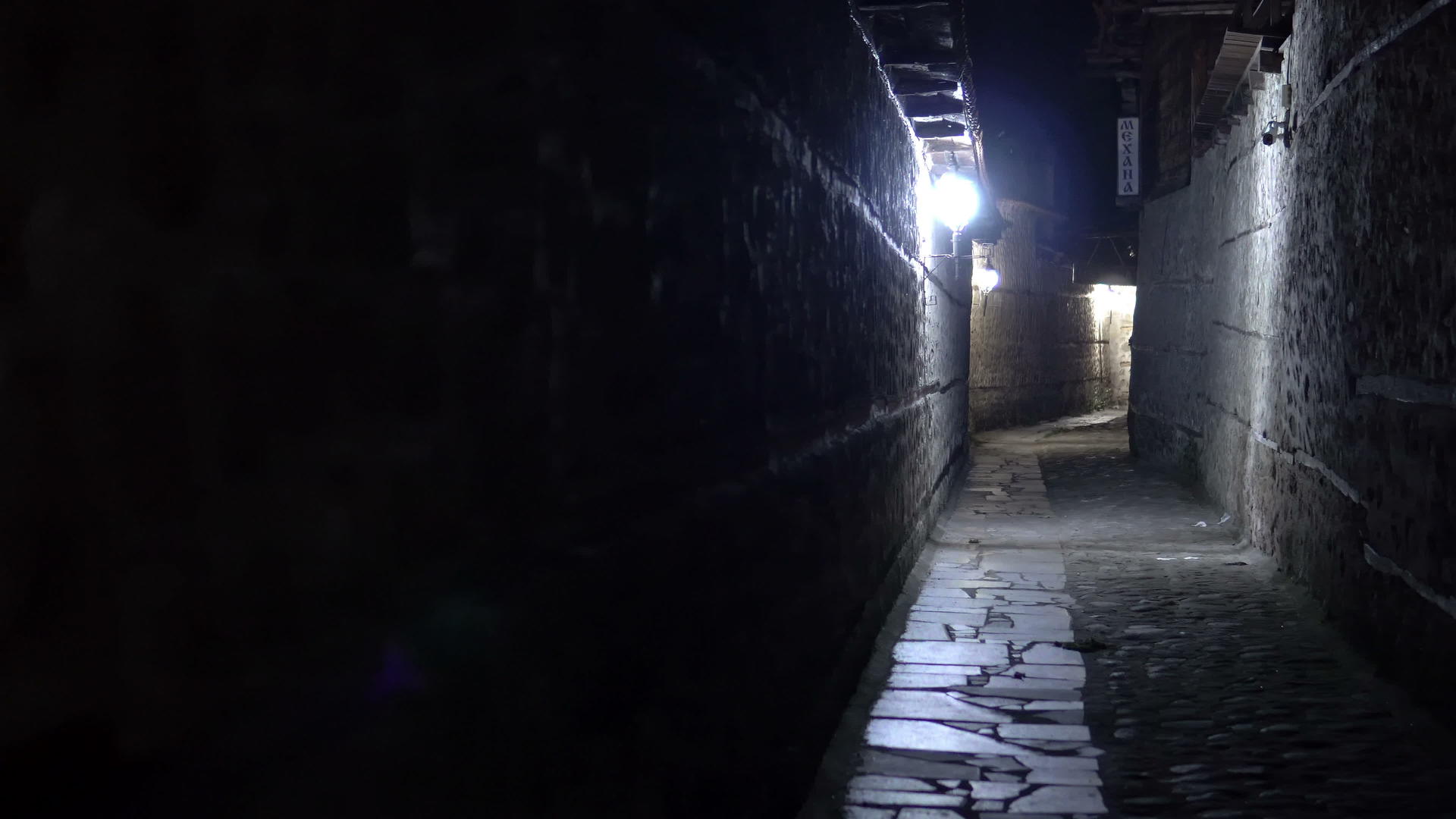 城市黑暗城市的石头在夜间铺路视频的预览图