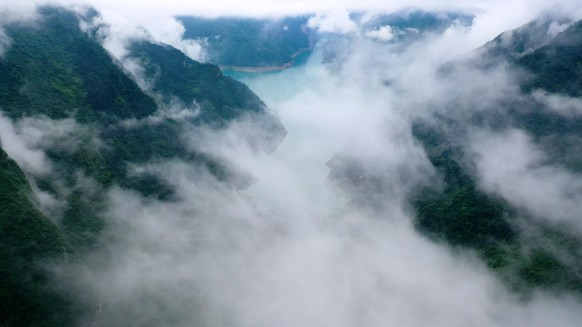 飞行在大山之间看壮丽的山川河流航拍视频的预览图