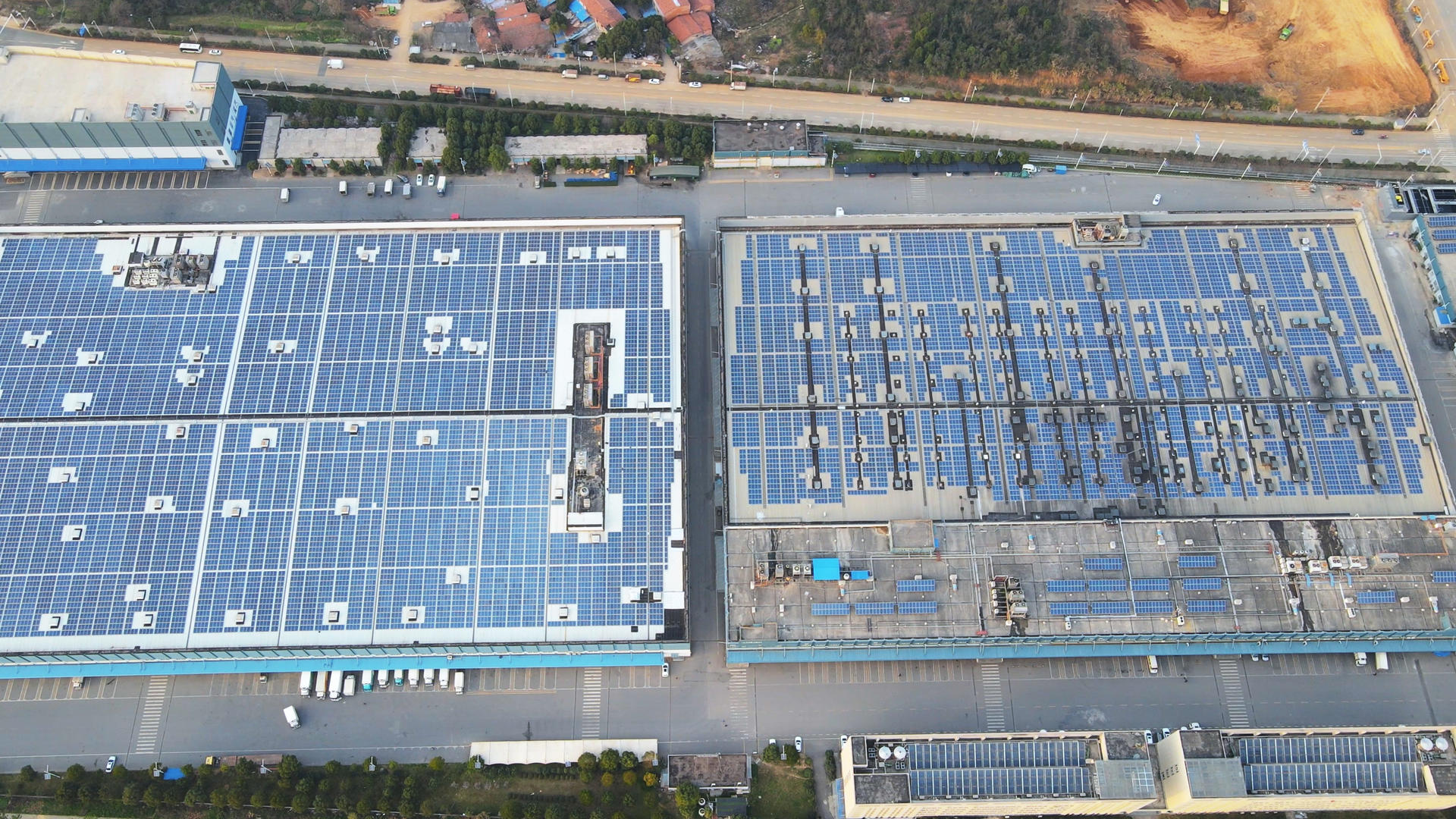 航拍太阳能面板制造业环保工厂科技节能4k素材视频的预览图