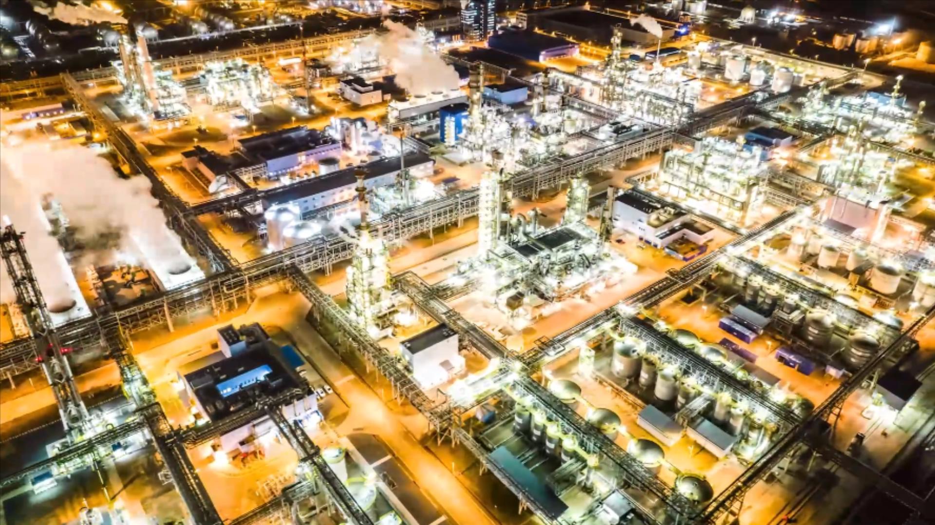 8K化工企业化工厂工厂夜景航拍延时摄影视频的预览图