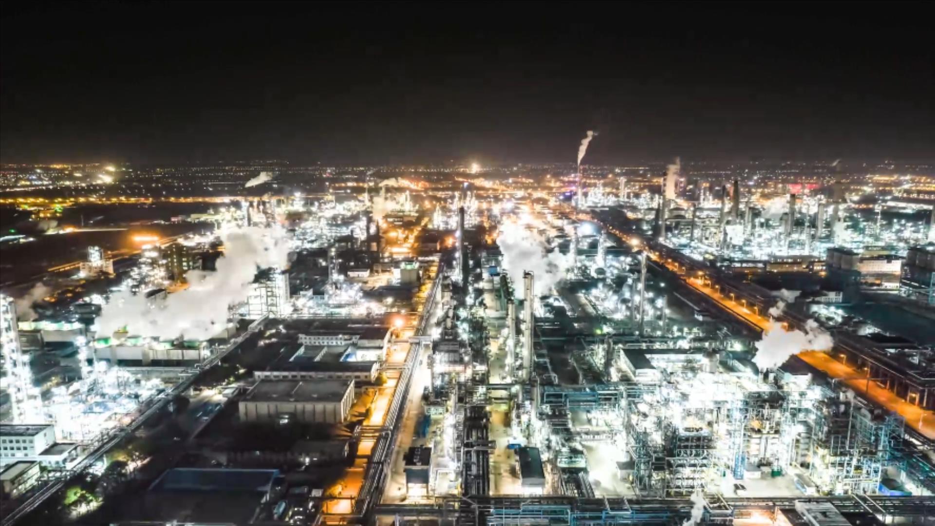 8K化工园区化工厂夜景航拍延时摄影视频的预览图
