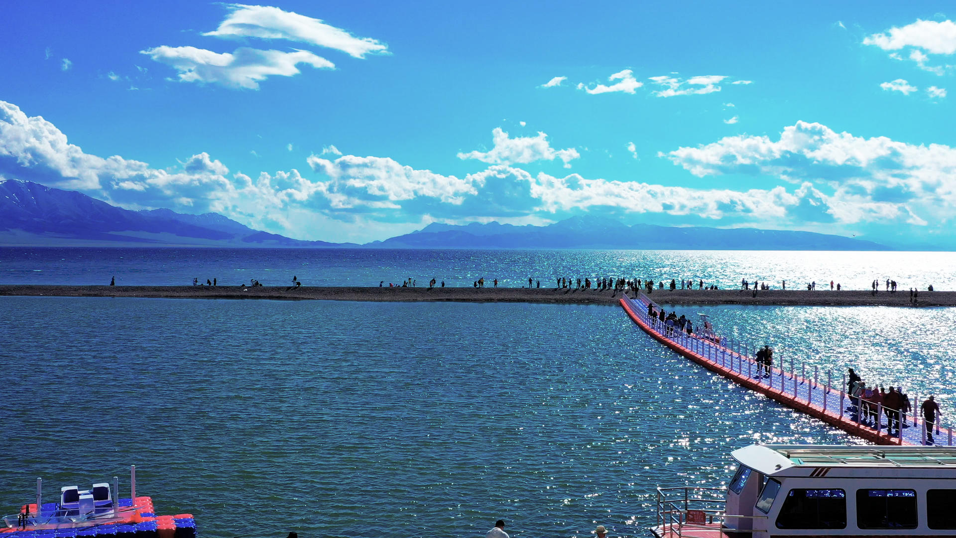 4K航拍新疆纳木错湖自然风光视频的预览图
