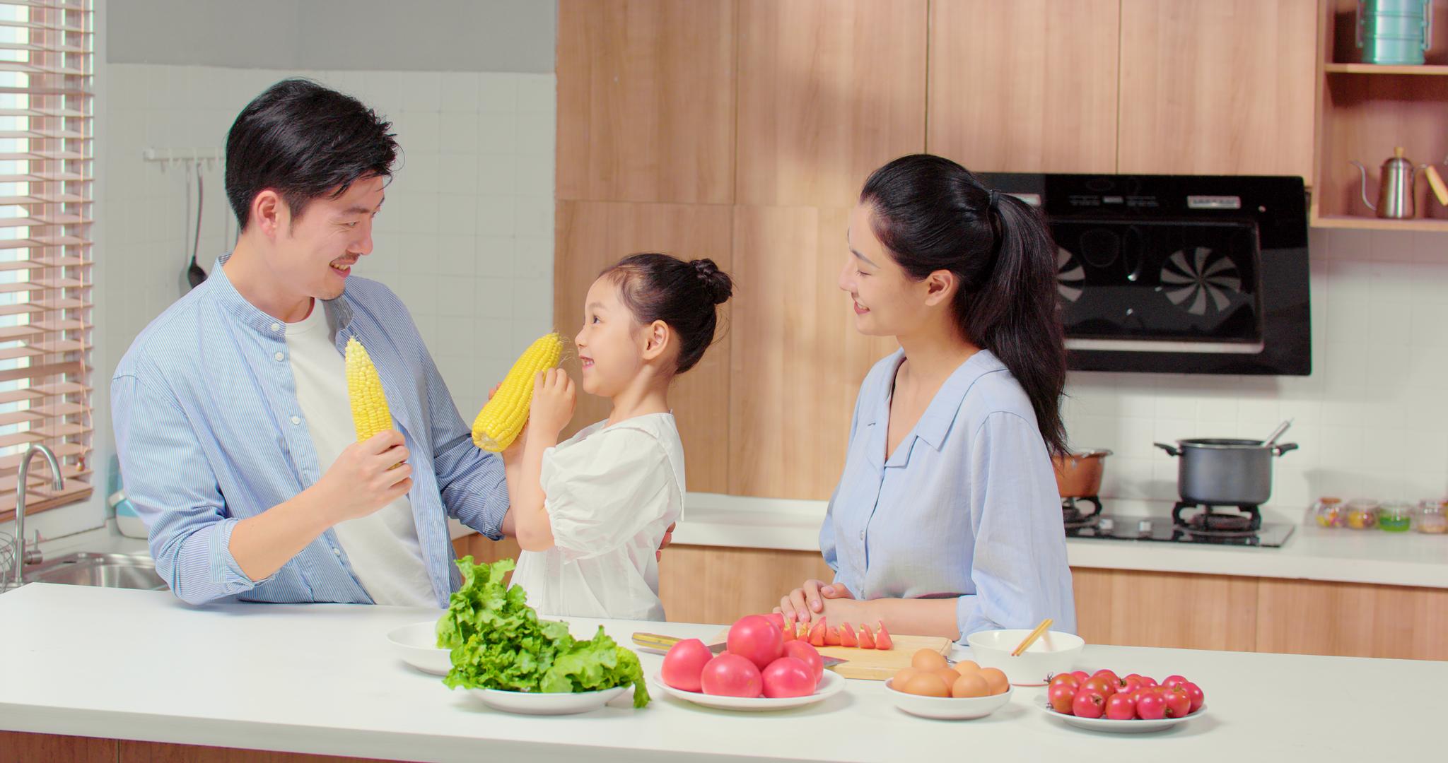 8K一家三口在厨房做健康早餐视频的预览图
