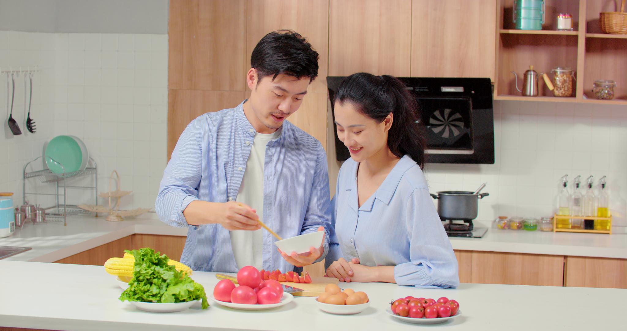 8K青年夫妻厨房做饭视频的预览图