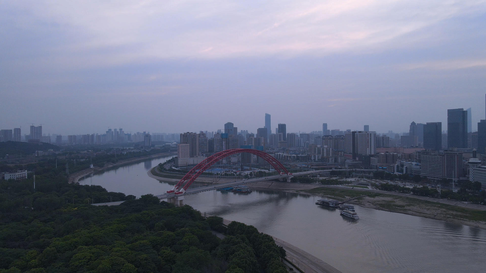 航拍城市风光红色桥梁晴川桥江景风景素材视频的预览图