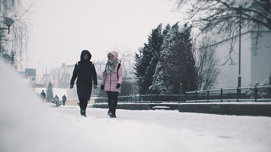 冬天风雪天气路上行走的人视频的预览图