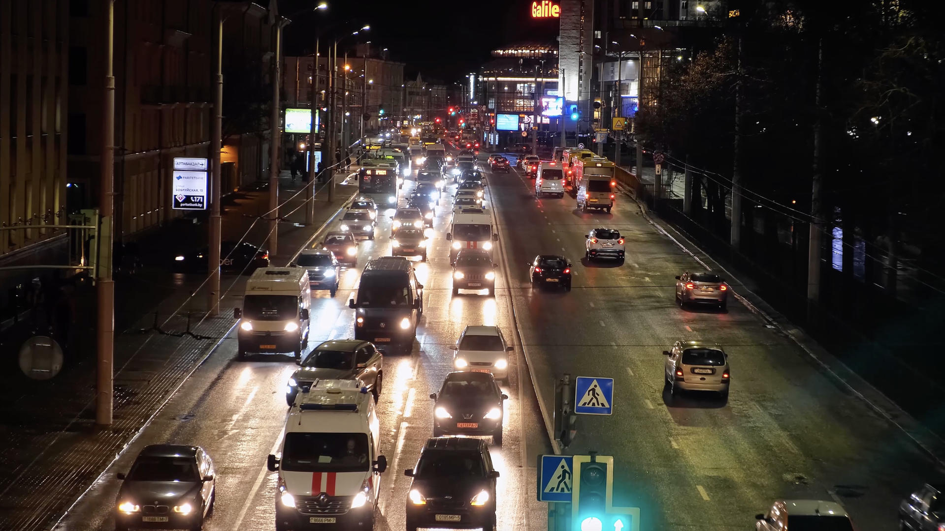 冬天傍晚城市下班高峰期车流视频的预览图