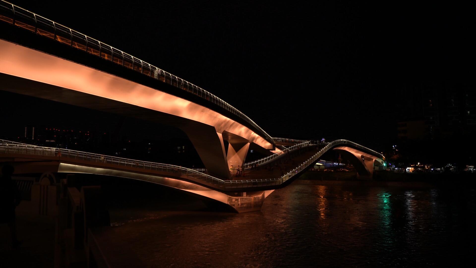 4K实拍成都网红五岔子大桥夜景视频的预览图