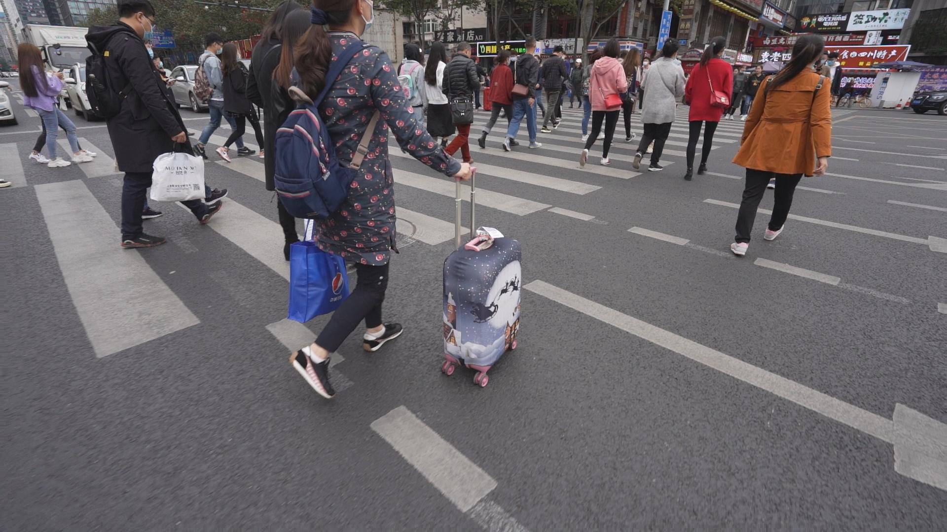 升格拍摄斑马线人行道人群成都街头走一走【该视频无肖像权，请勿商用】视频的预览图