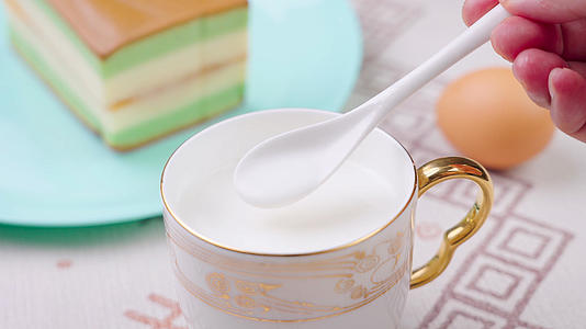 蛋糕牛奶自制早餐视频的预览图