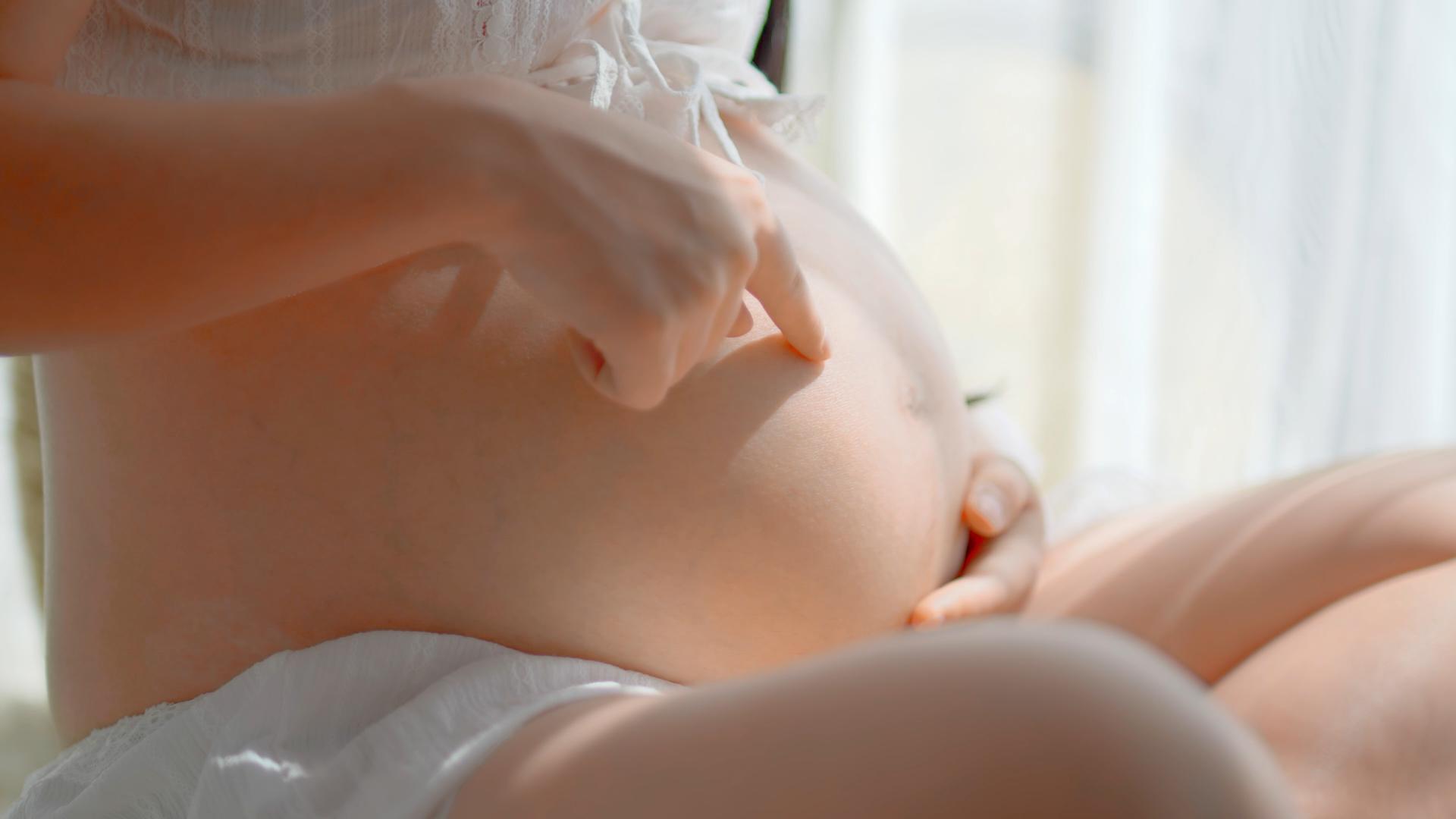 4K实拍孕妇与婴儿互动胎教视频素材视频的预览图