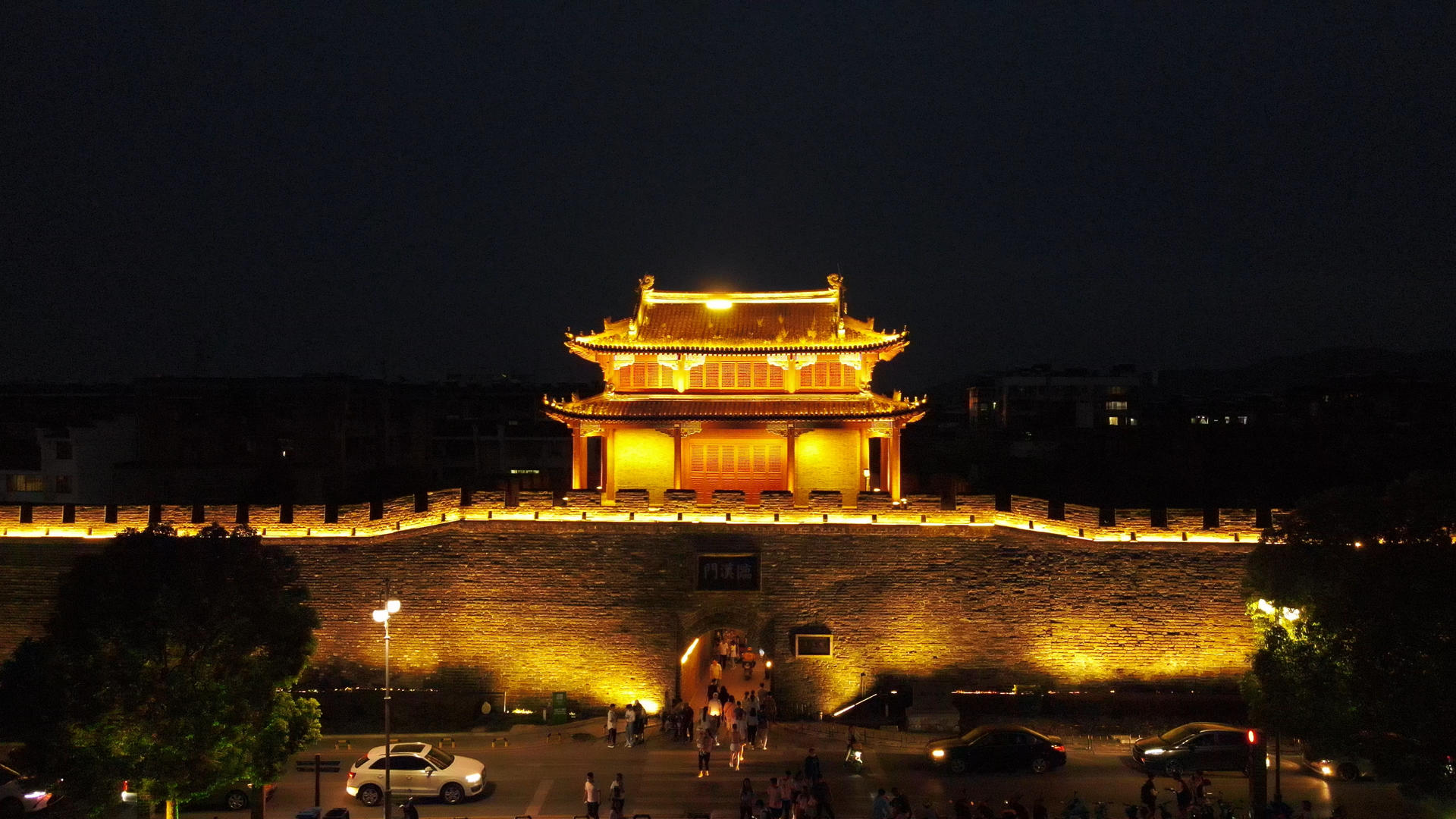 航拍湖北襄阳三国历史名城城墙夜景视频的预览图