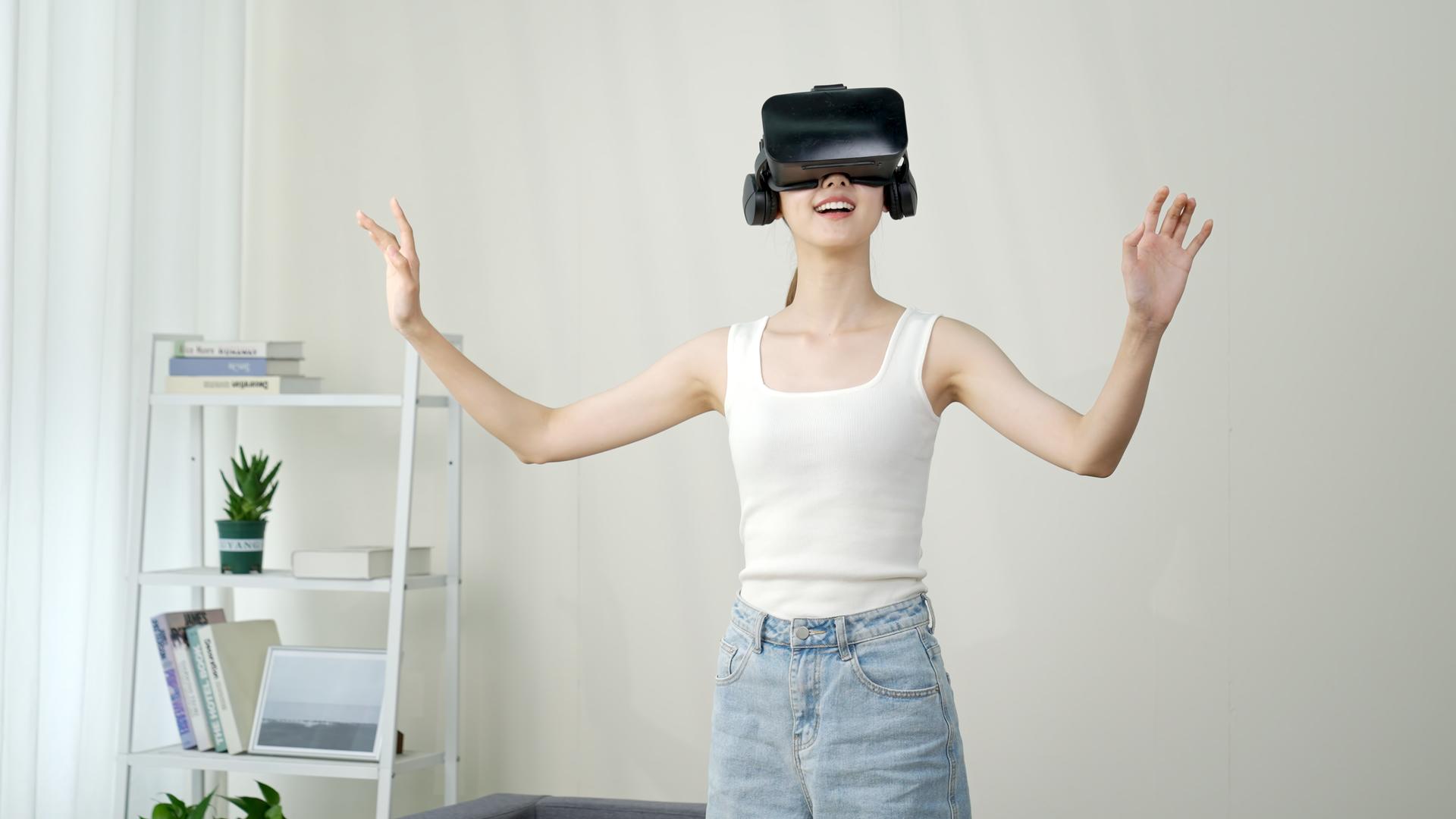 戴着VR眼镜的女孩视频的预览图