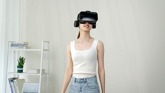 戴着VR眼镜的女孩视频的预览图