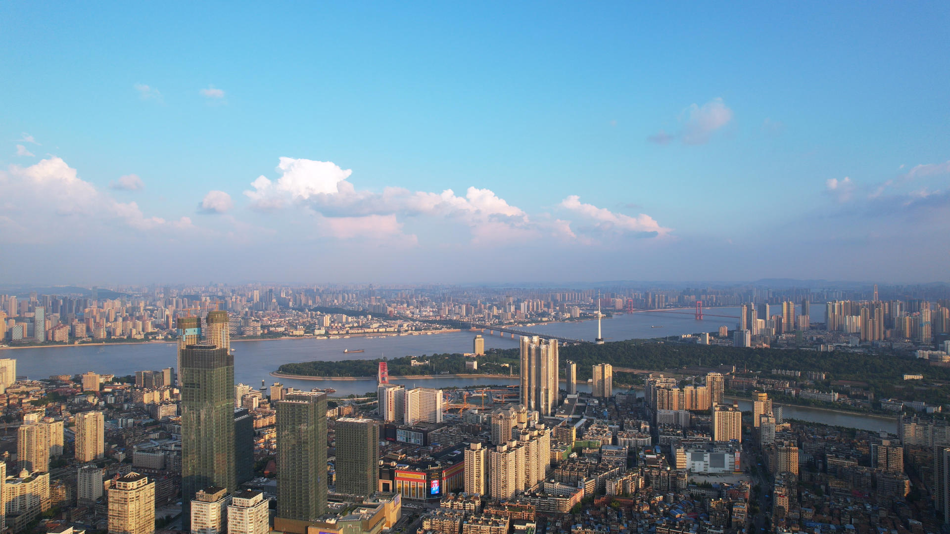 航拍城市蓝天白云天空地标天际线江景4k视频的预览图