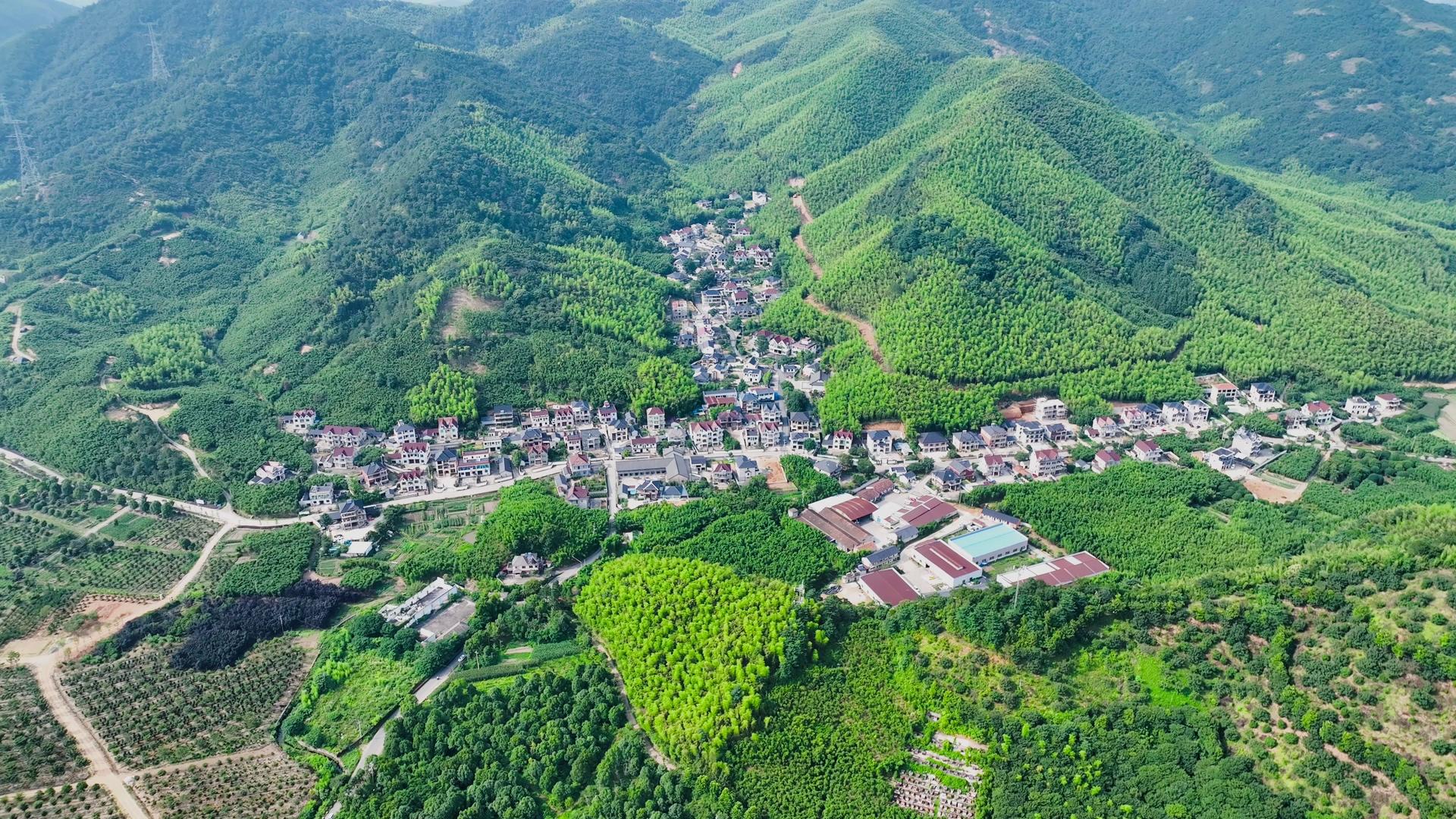 乡村振兴美丽乡村4K航拍竹海山村村庄视频的预览图