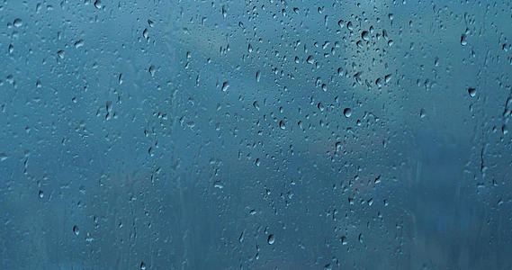 4K窗外雨滴下雨天梅雨季节玻璃窗上的水滴水珠视频的预览图