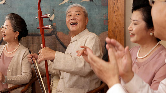 老人们下午茶时间唱歌伴奏视频的预览图