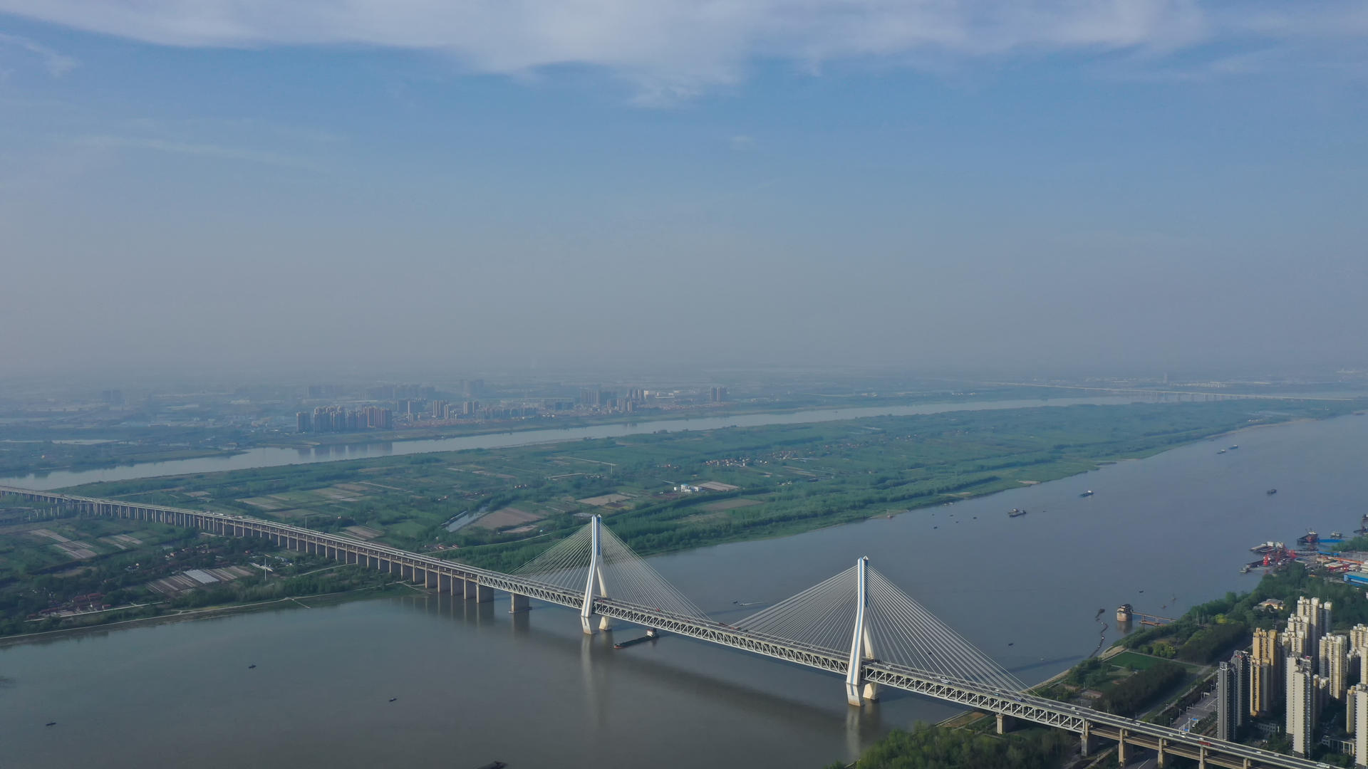 航拍长江中间的武汉天兴洲岛屿和桥梁城市风光素材视频的预览图