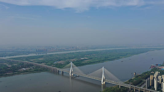 航拍长江中间的武汉天兴洲岛屿和桥梁城市风光素材视频的预览图