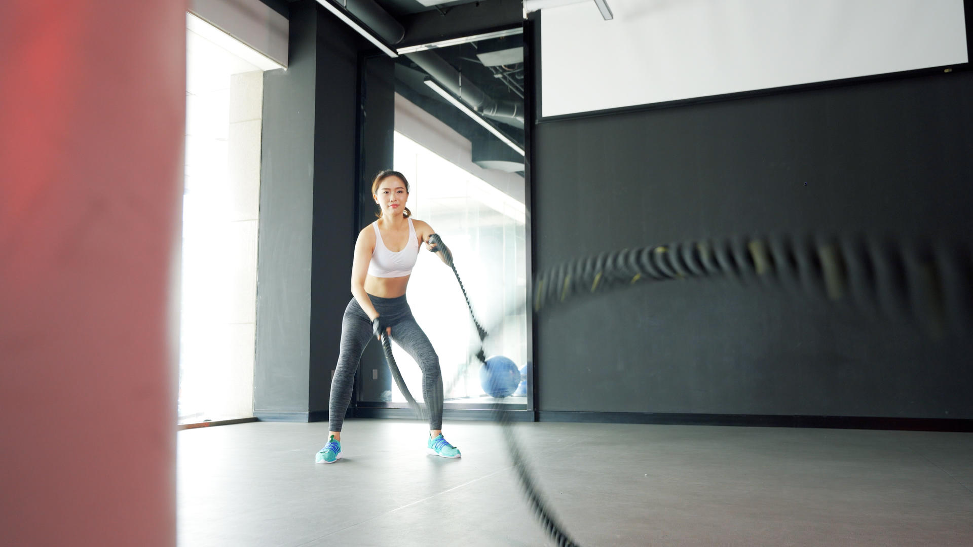 4K运动健身房美女生健美器械锻炼训练站绳力量视频的预览图