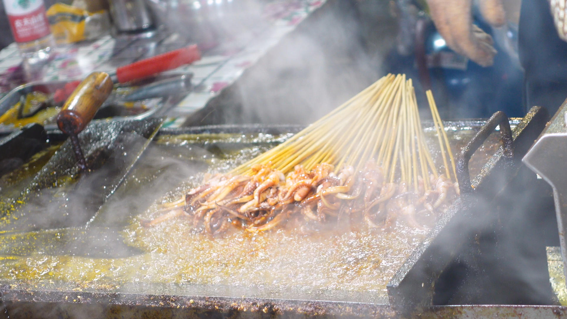 城市美食街餐饮美食铁板鱿鱼4k素材视频的预览图